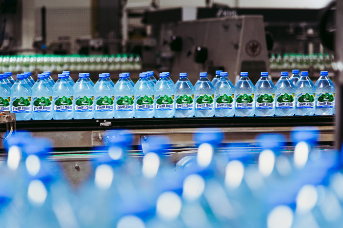 Butelki Żywiec Zdrój na taśmie produkcyjnej